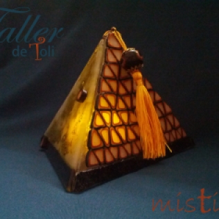 Pirámide, vidrio y arcilla polimérica